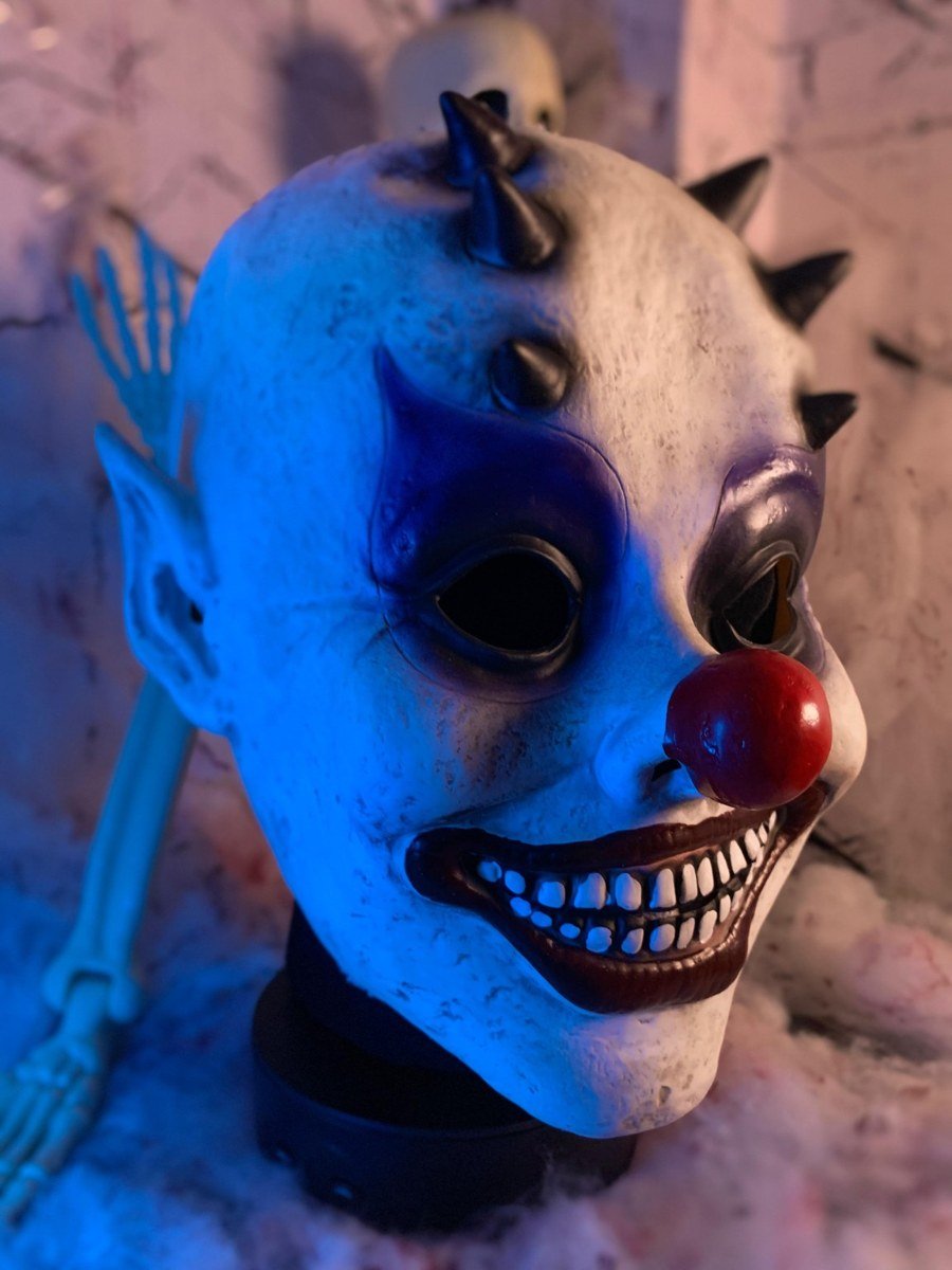 Detalle de nuestra máscara de payaso con púas